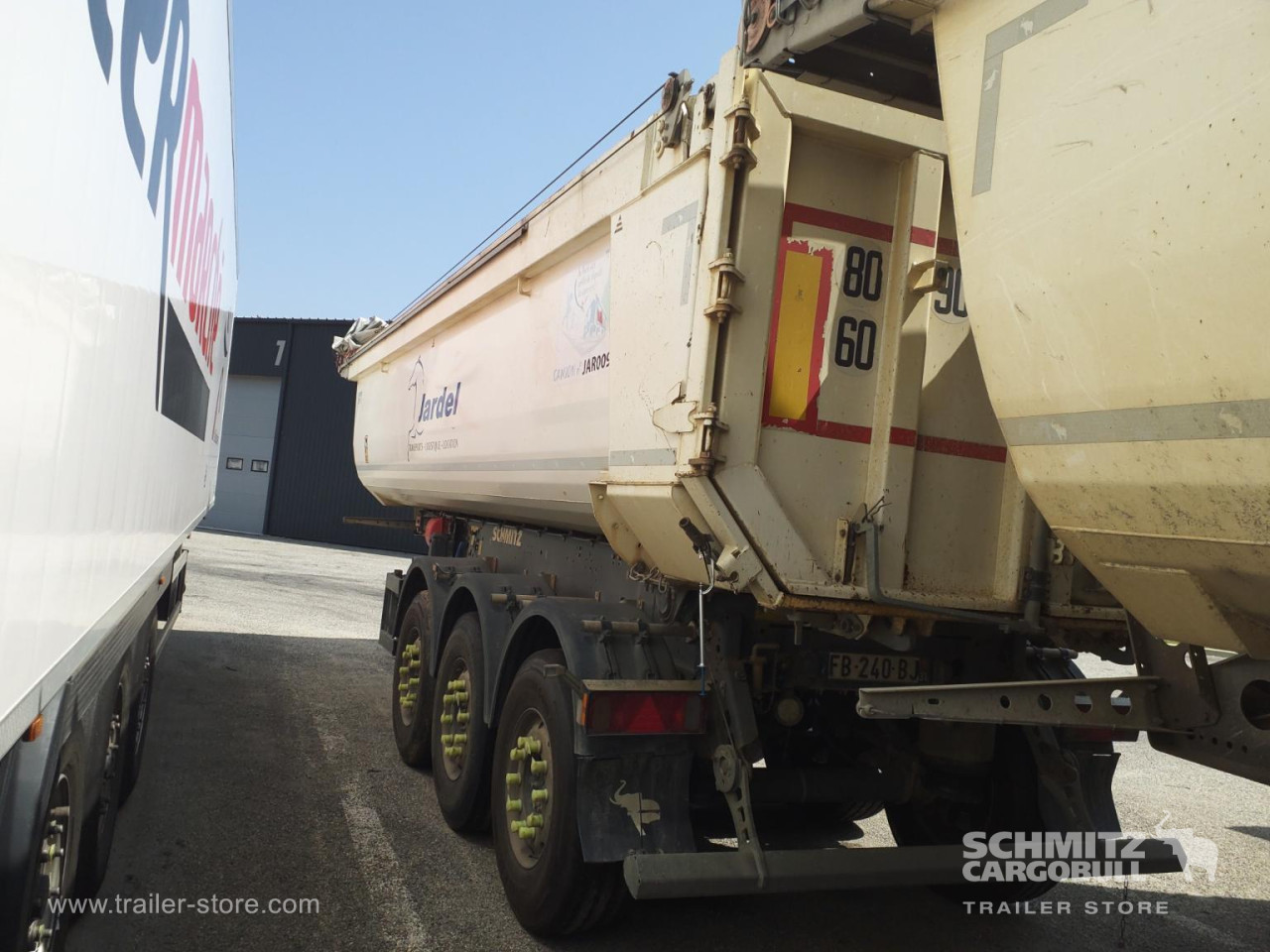 Schmitz Cargobull Semitrailer Tipper Steel half pipe body 26m³ 