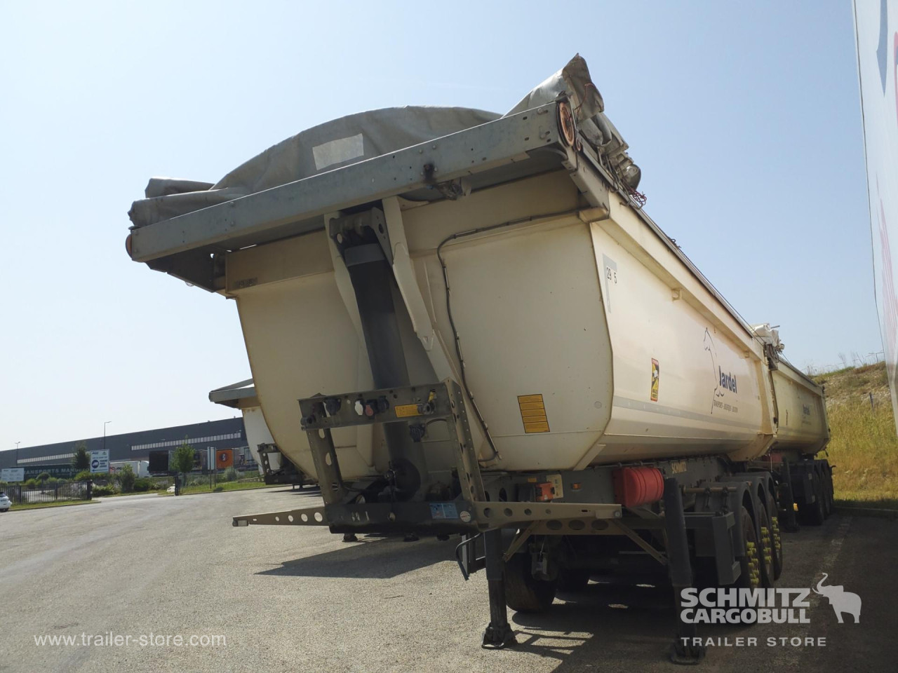 Schmitz Cargobull Semitrailer Tipper Steel half pipe body 26m³ 