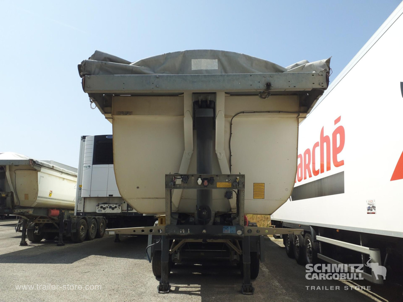 Schmitz Cargobull Semitrailer Tipper Steel half pipe body 26m³ 