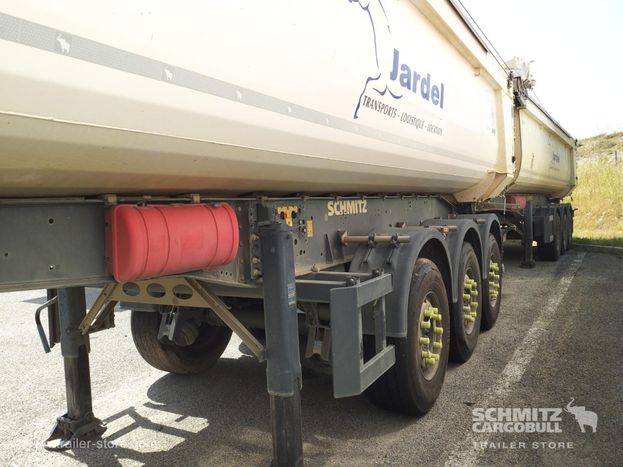 Schmitz Cargobull Semitrailer Tipper Steel half pipe body 26m³ 