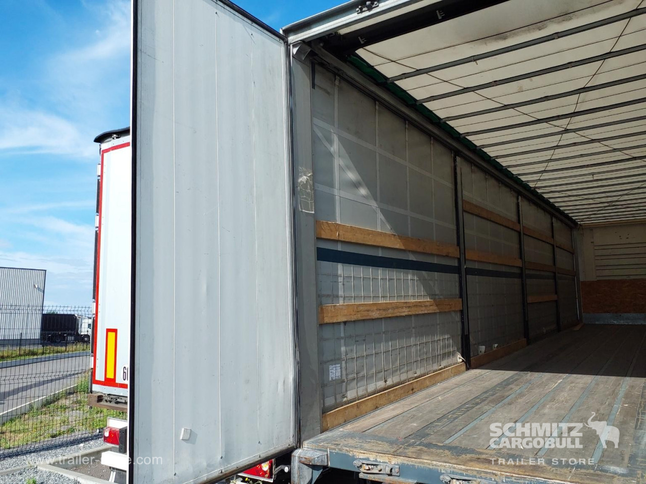 FRUEHAUF Semitrailer Curtainsider Standard Hayon 
