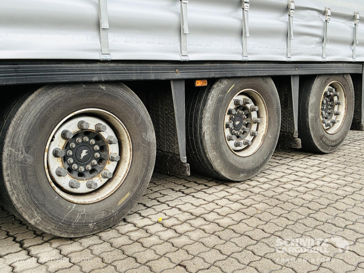 Schmitz Cargobull Curtainsider Mega Getränke 