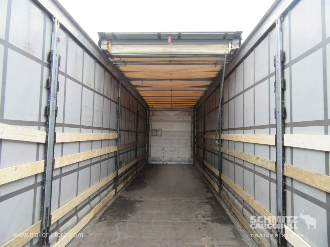 Schmitz Cargobull Curtainsider Mega Getränke 