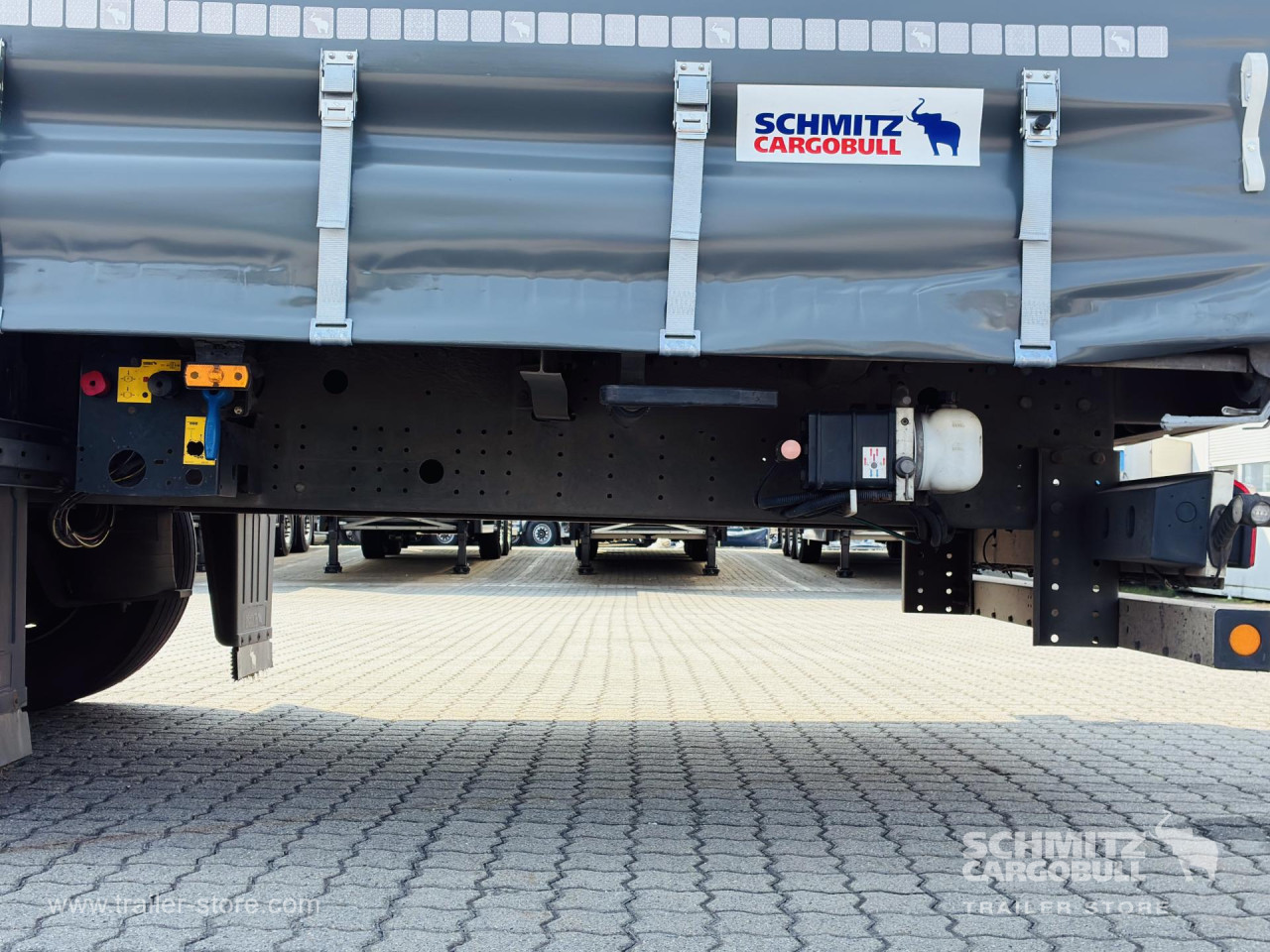 Schmitz Cargobull Curtainsider Mega Getränke 