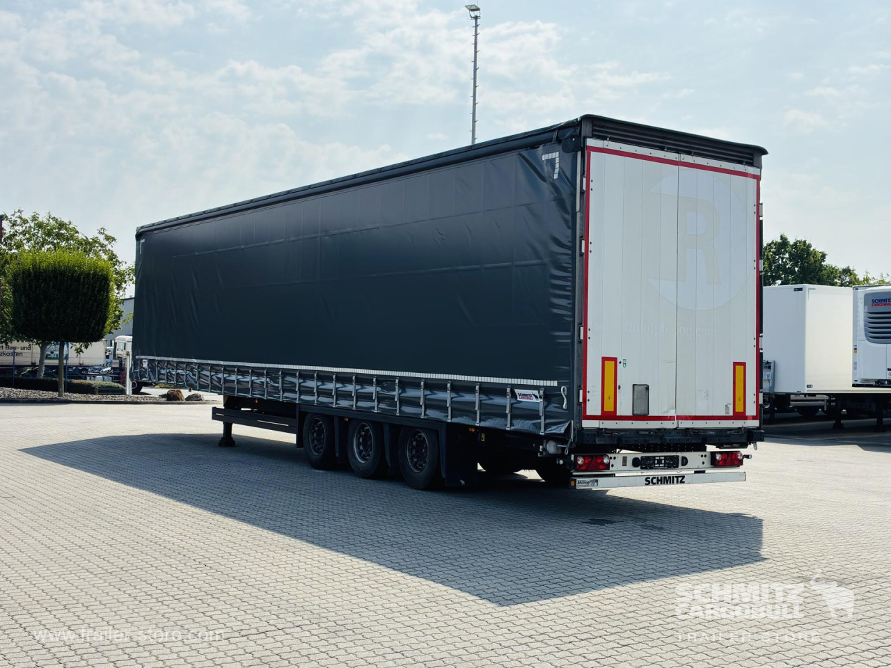 Schmitz Cargobull Curtainsider Mega Getränke 